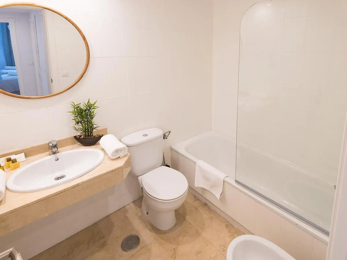 Vacation Marbella: Contemporary Central Apartment with Pool & Marina Proximity