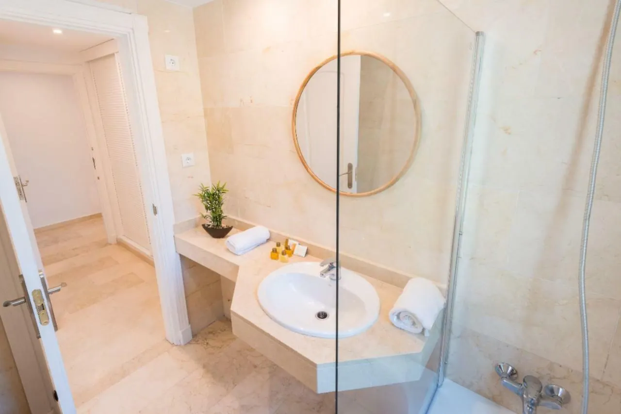 Vacation Marbella: Contemporary Central Apartment with Pool & Marina Proximity 0*, Marbella